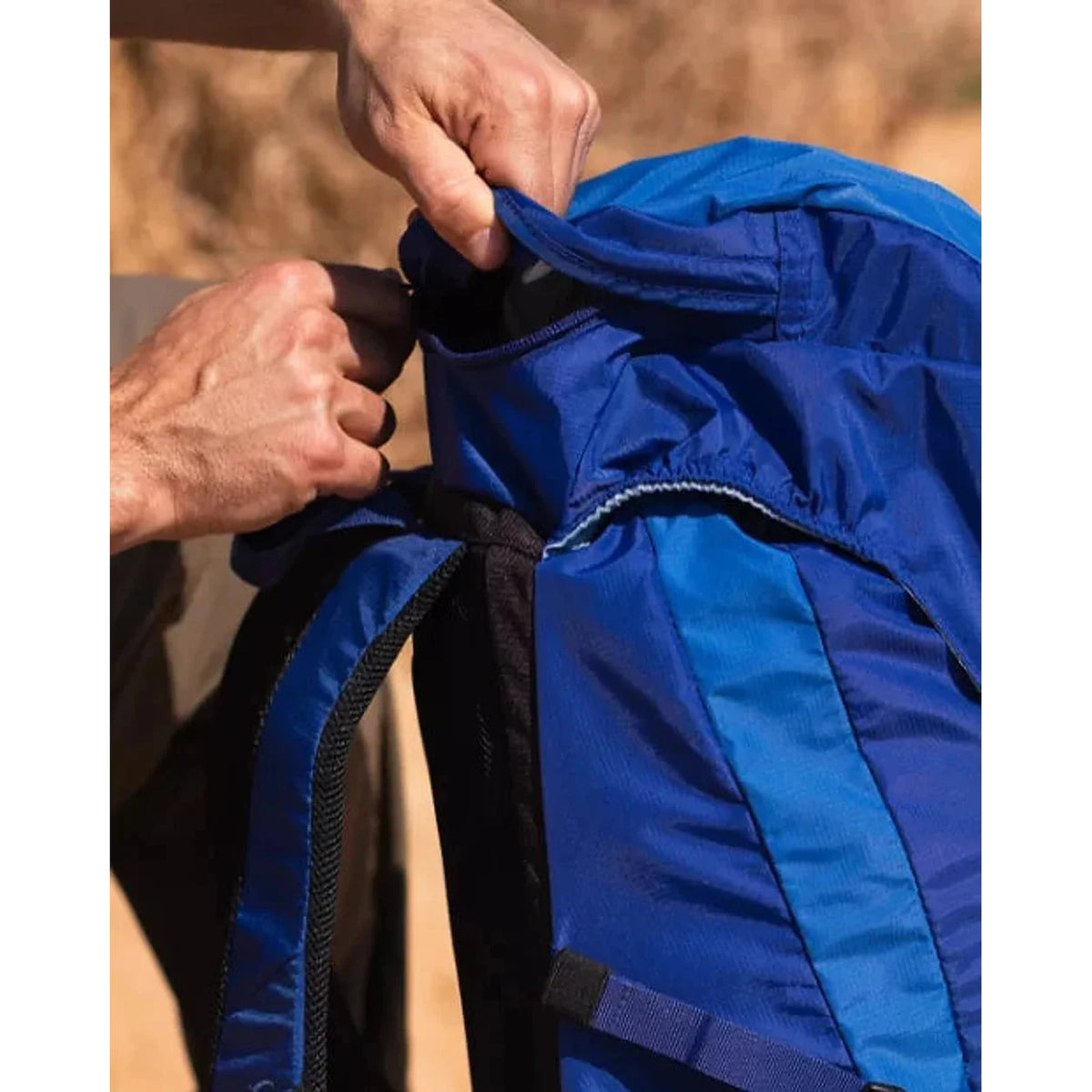 תרמיל Outdoor Revolution Cygni 45L בצבע כחול, תקריב רוכסן אטום למים 100% WaterProof ובד פוליאסטר 200D עמיד
