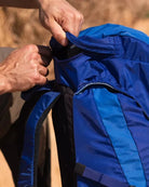 תרמיל Outdoor Revolution Cygni 45L בצבע כחול, תקריב רוכסן אטום למים 100% WaterProof ובד פוליאסטר 200D עמיד