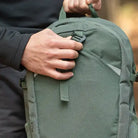 תרמיל יום Outdoor Revolution Fuji 24 בנפח 24 ליטר בצבע ירוק זית, תקריב של ידית עליונה לנשיאה נוחה וגב מאוורר
