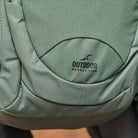 תקריב לוגו Outdoor Revolution על חזית תרמיל יום Fuji 24 בנפח 24 ליטר בצבע ירוק, בד עמיד במים בעיצוב ספורטיבי