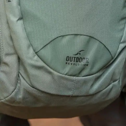 תרמיל יום Outdoor Revolution Fuji 24 בנפח 24 ליטר, תקריב של לוגו Outdoor Revolution על בד פוליאסטר 600D עמיד במים