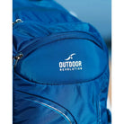 תרמיל יום Outdoor Revolution Makalu 28 ליטר בצבע כחול, תקריב על לוגו המותג הרקום על תא קדמי בבד פוליאסטר
