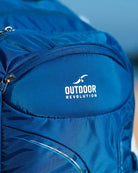 תרמיל יום Outdoor Revolution Makalu 28 ליטר בצבע כחול, תקריב על לוגו המותג הרקום על תא קדמי בבד פוליאסטר