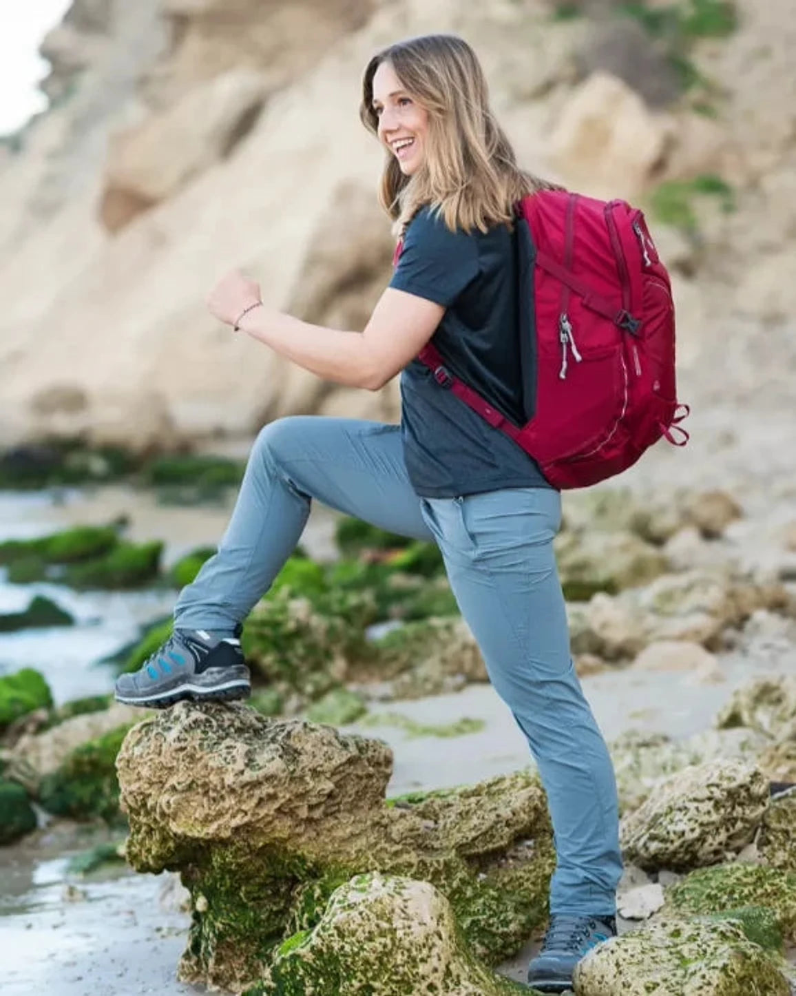 תרמיל טיולים Outdoor Revolution Makalu 28 ליטר אדום בשימוש מטיילת על סלעים עם מערכת AirFlow