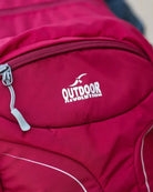 תקריב לוגו Outdoor Revolution על תרמיל Makalu 28 ליטר אדום עם בד פוליאסטר עמיד ורוכסן