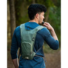 תיק גב שלוקר Outdoor Revolution Petrel בצבע ירוק בשימוש לשתייה במהלך טיול, צינור שתייה נוח וזמין בעת תנועה