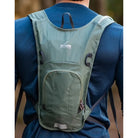 תיק גב שלוקר Outdoor Revolution Petrel בנפח 4 ליטר בצבע ירוק על הגב במהלך טיול, מערכת גב Air Flow מאווררת ונוחה