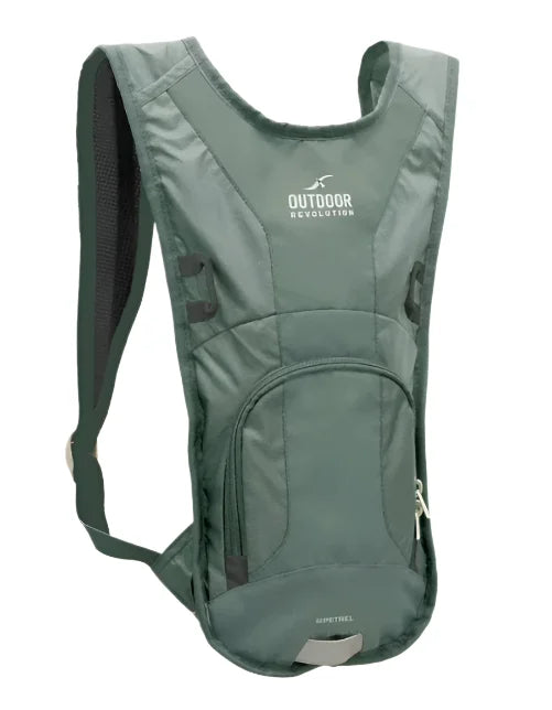 תיק גב שלוקר Outdoor Revolution Petrel עם מערכת מים 3 ליטר בצבע ירוק, רוכסנים מוגני מים ומחזירי אור, מבט חזית