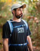 תיק גב שלוקר Outdoor Revolution Petrel עם מערכת שתייה 3 ליטר בצבע כחול במהלך טיול בטבע, כתפיות רשת מאווררות ורצועת חזה