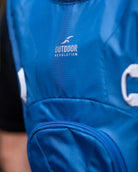 תקריב על לוגו Outdoor Revolution על כתפיית תיק שלוקר Petrel בצבע כחול, בד Nylon Ripstop 200D בצפיפות גבוהה