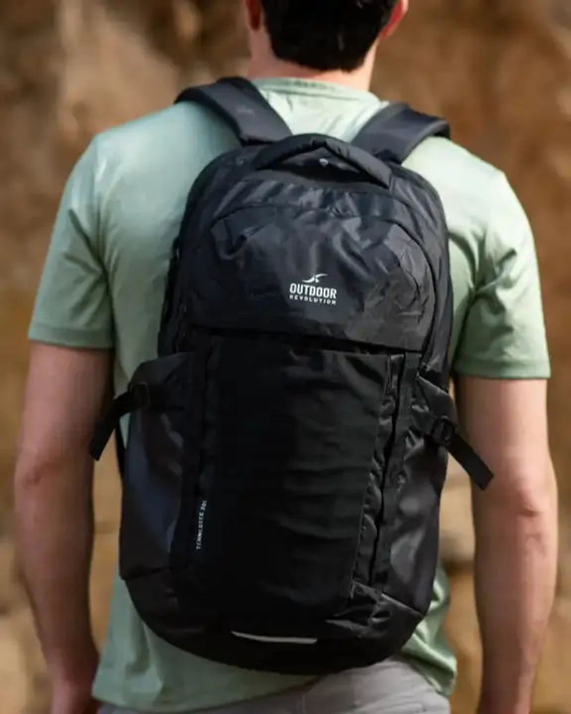 תרמיל יום Outdoor Revolution Tennessee 30L בצבע שחור על הגב בטיול שטח, שימוש בפועל
