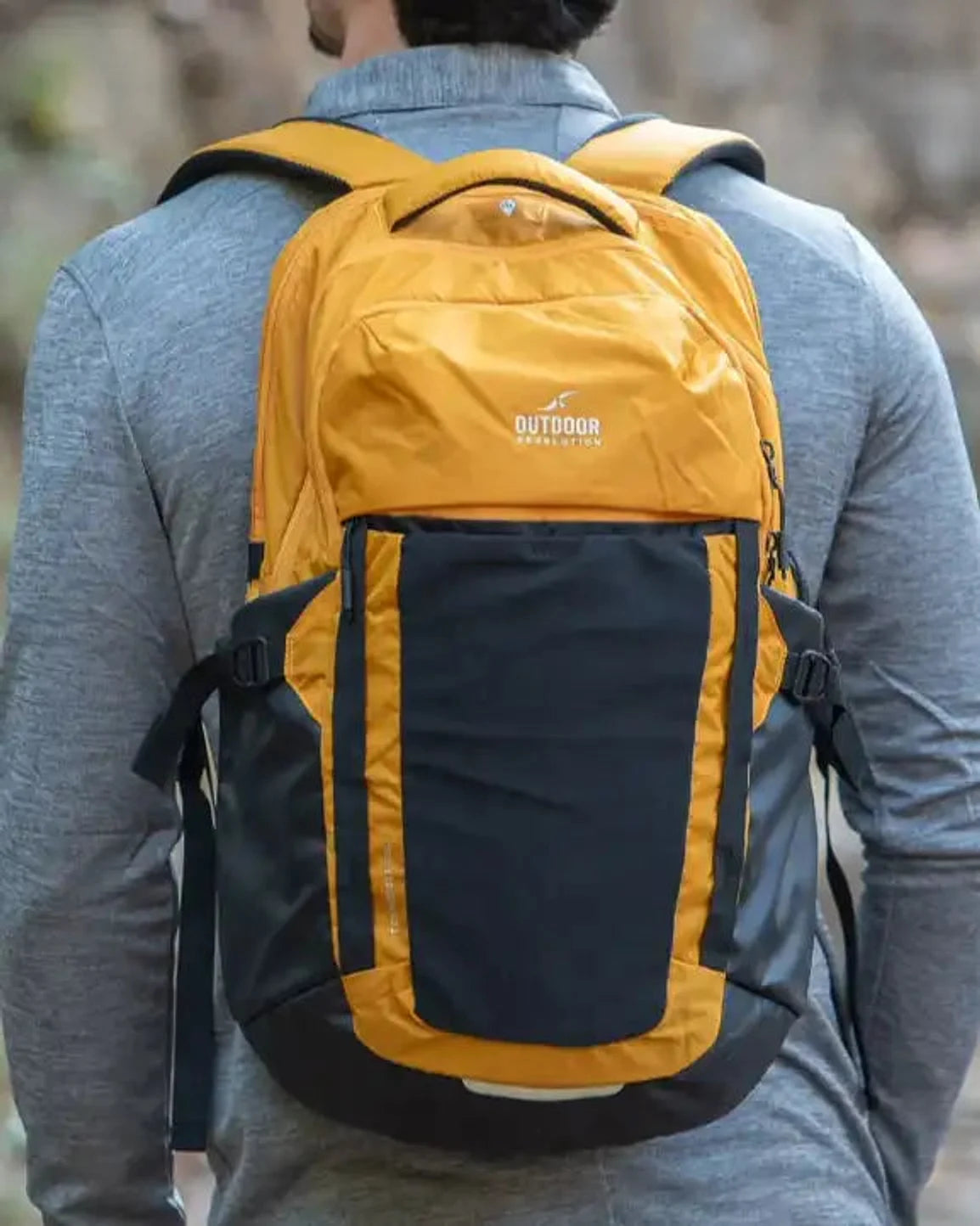 תרמיל יום Outdoor Revolution Tennessee 30L בצבע צהוב כאמל על הגב בטיול שטח, שימוש בפועל