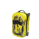 מזוודת ילדים קשיחה 18" RollyBear בעיצוב מכונית ספורט צהובה עם 4 גלגלים, מבט מהצד בזווית שלושת-רבעי