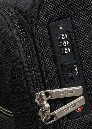 מנעול קומבינציה מובנה בתקן TSA בינלאומי במזוודת עליה למטוס Samsonite Base Breeze עם רוכסנים ממותגים, תצלום תקריב