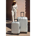 זוג מזוודות Samsonite C-lite אוף-ווייט קלות משקל עם דוגמנית, מזוודת עליה למטוס 1.9 ק״ג מחומר CURV