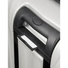 תקריב על ידית הנשיאה העליונה של מזוודה Samsonite C-lite Spinner עם תווית שם משולבת לזיהוי קל בשדה התעופה