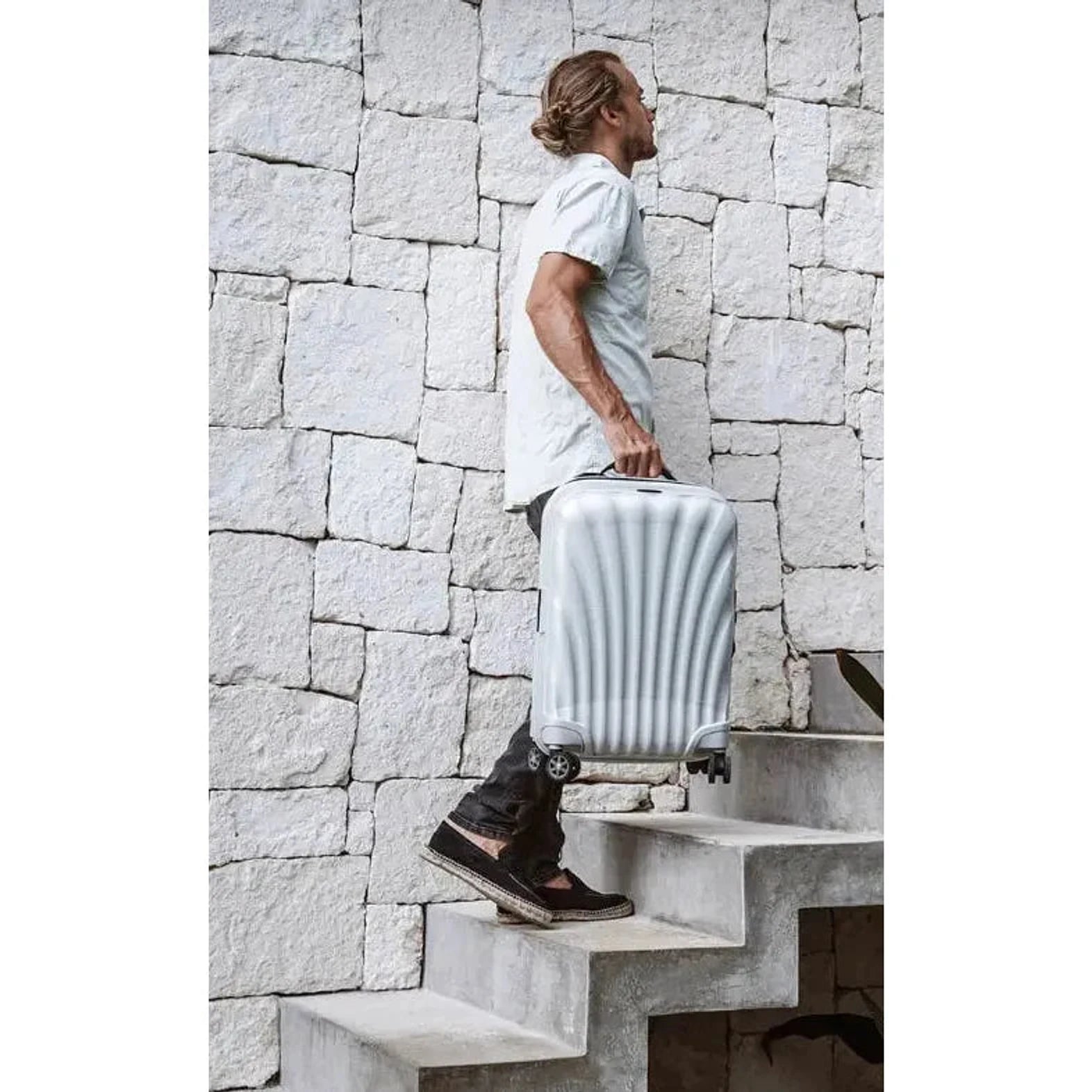מזוודה גדולה XXL ג'מבו 33 אינץ' Samsonite C-Lite בצבע אוף ווייט במצב נסיעה, הקלה בעולם מיוצרת באירופה