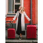 מזוודה גדולה XXL ג'מבו 33 אינץ' Samsonite C-Lite בצבע אדום צ'ילי במצב שימוש ברחוב, משקל 3.6 קילוגרם בלבד