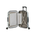 פנים מזוודת Samsonite C-lite 55 ס"מ פתוחה עם רצועות אלסטיות צולבות, תא רוכסן וארגון פנימי לטיסה