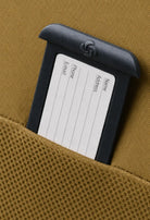 תקריב תג זיהוי אישי מובנה במזוודת Samsonite D'lite 78cm לרישום שם כתובת טלפון ואימייל על בד בליסטיק בצבע חרדל
