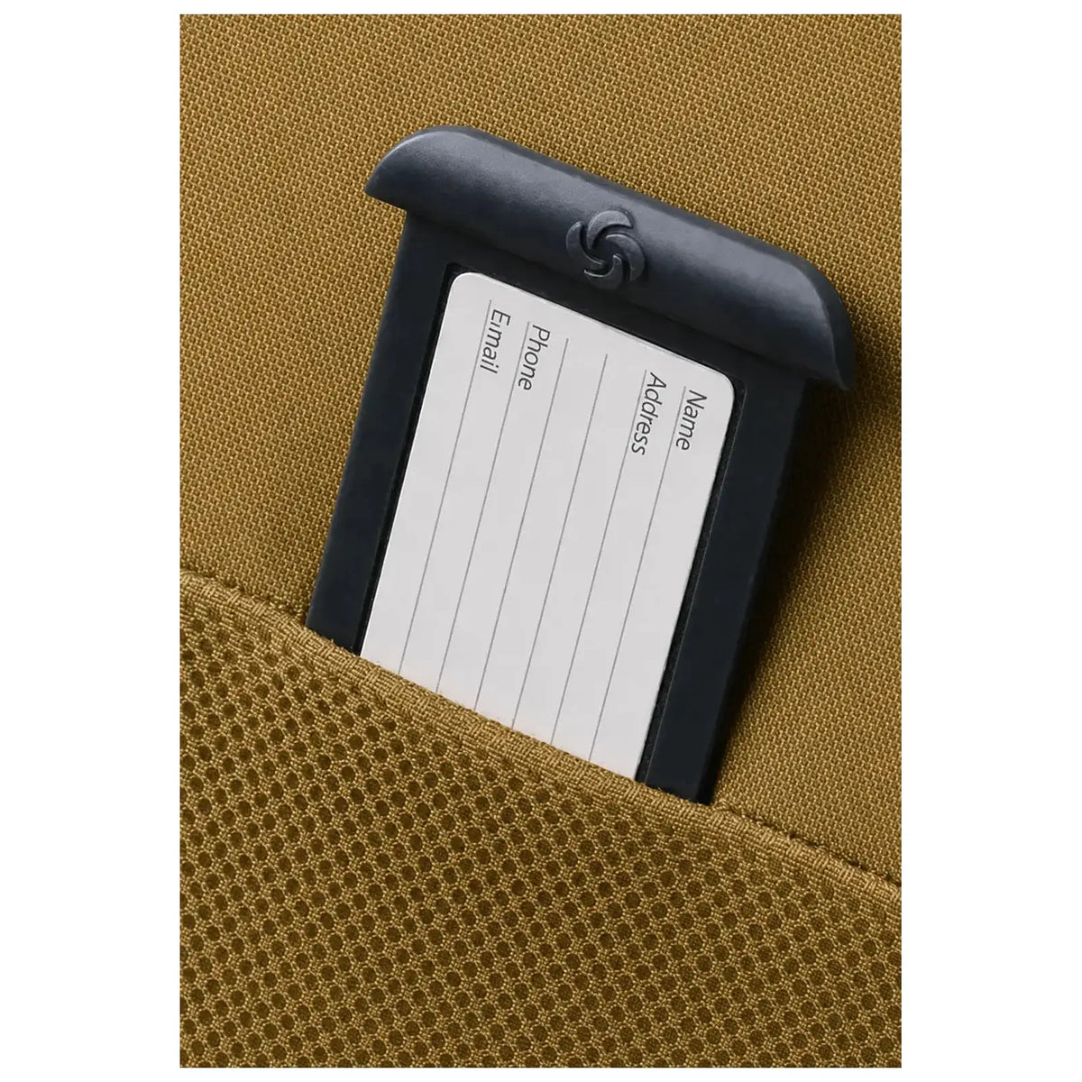 תקריב תג זיהוי אישי מובנה במזוודת Samsonite D'lite 78cm לרישום שם כתובת וטלפון על בד בליסטיק בצבע חרדל