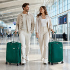 זוג הולך בשדה התעופה עם טרולי Samsonite מדגם D'Lite בצבע ירוק