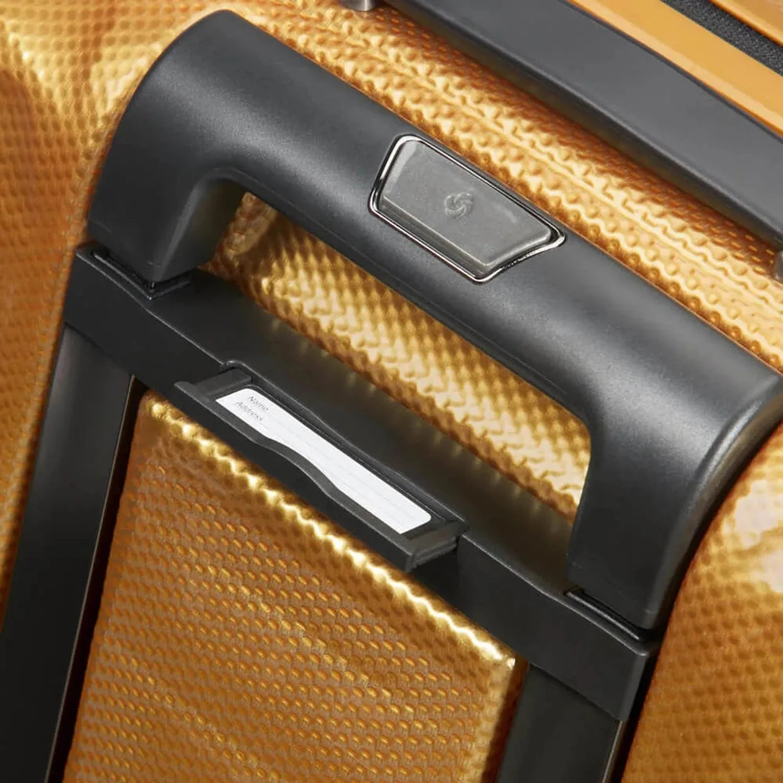 מזוודת טרולי עלייה למטוס Samsonite Proxis בצבע זהב דבש - תקריב ידית טלסקופית עם לוגו סמסונייט ותגית שם