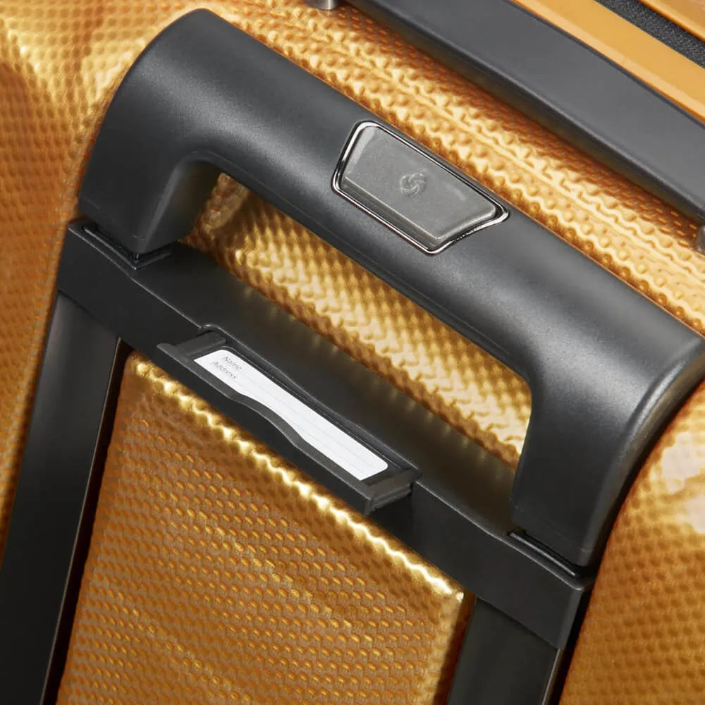 מזוודת טרולי עלייה למטוס Samsonite Proxis בצבע זהב דבש - תקריב ידית טלסקופית עם לוגו סמסונייט ותגית שם