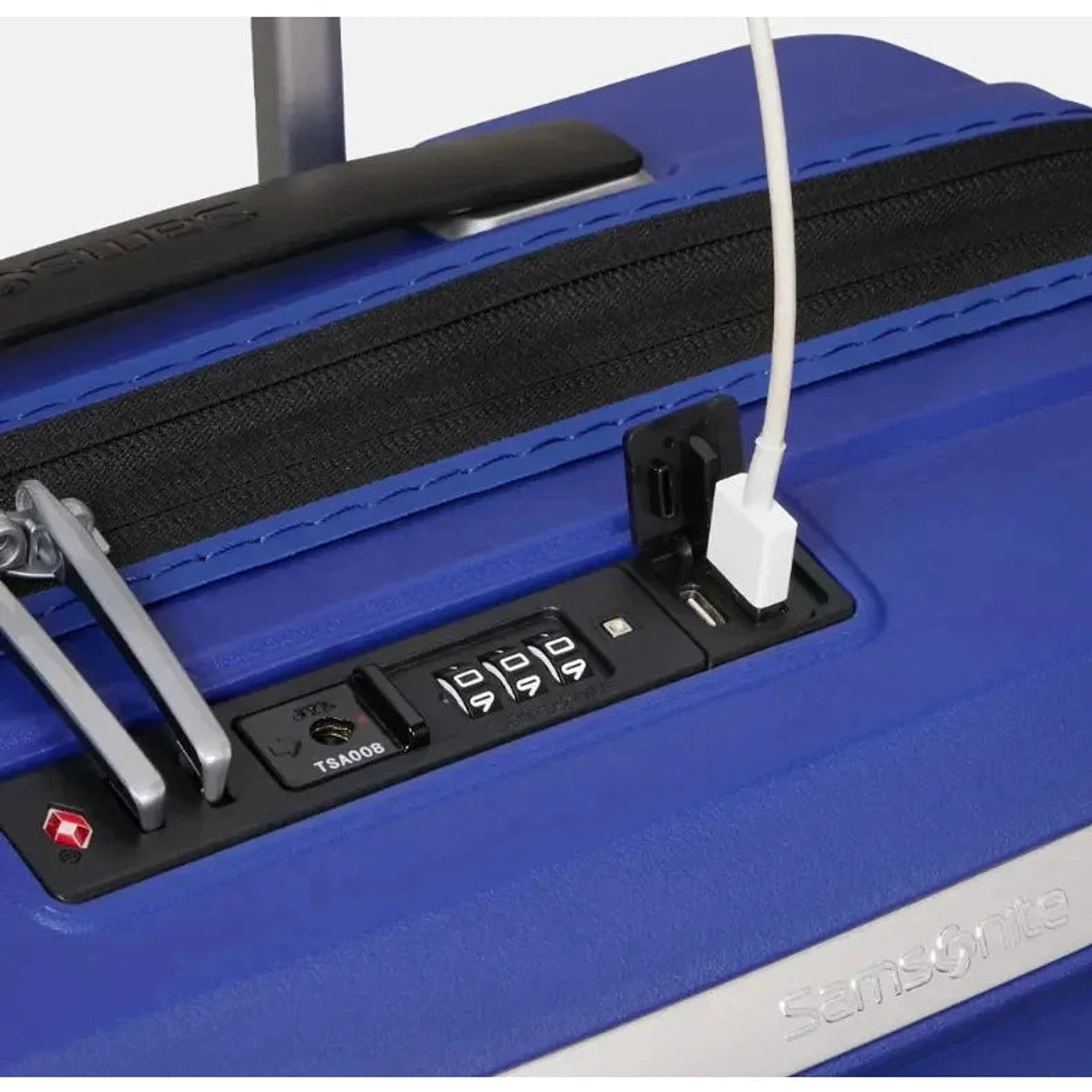 תקריב מנעול קומבינציה TSA ושקע USB לטעינה במזוודת טרולי עלייה למטוס Samsonite Upscape בצבע כחול