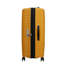 מזוודה מתרחבת Samsonite Upscape בצבע צהוב במבט מהצד - רוכסן הרחבה לתוספת 10% נפח וידית צד נוחה