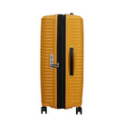 מזוודה מתרחבת Samsonite Upscape בצבע צהוב במבט מהצד - רוכסן הרחבה לתוספת 10% נפח וידית צד נוחה