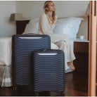 מזוודות קשיחות Samsonite Upscape בצבע נייבי בחדר מלון - עיצוב גלי ייחודי, מיוצרות במפעלי סמסונייט אירופה
