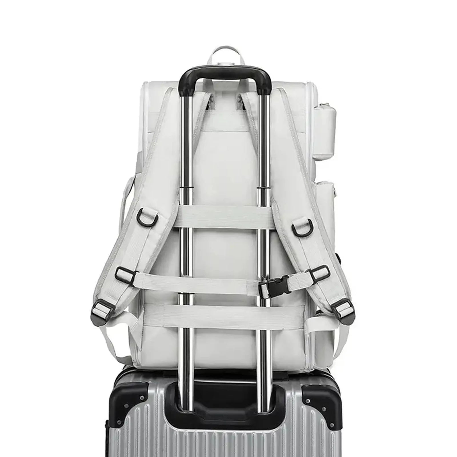 תיק עליה למטוס SanTiaoRen SkyPack 42L מותקן על טרולי מזוודה באמצעות רצועת השחלה אחורית, מבט מאחור