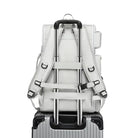 תיק עליה למטוס SanTiaoRen SkyPack 42L מותקן על טרולי מזוודה באמצעות רצועת השחלה אחורית, מבט מאחור