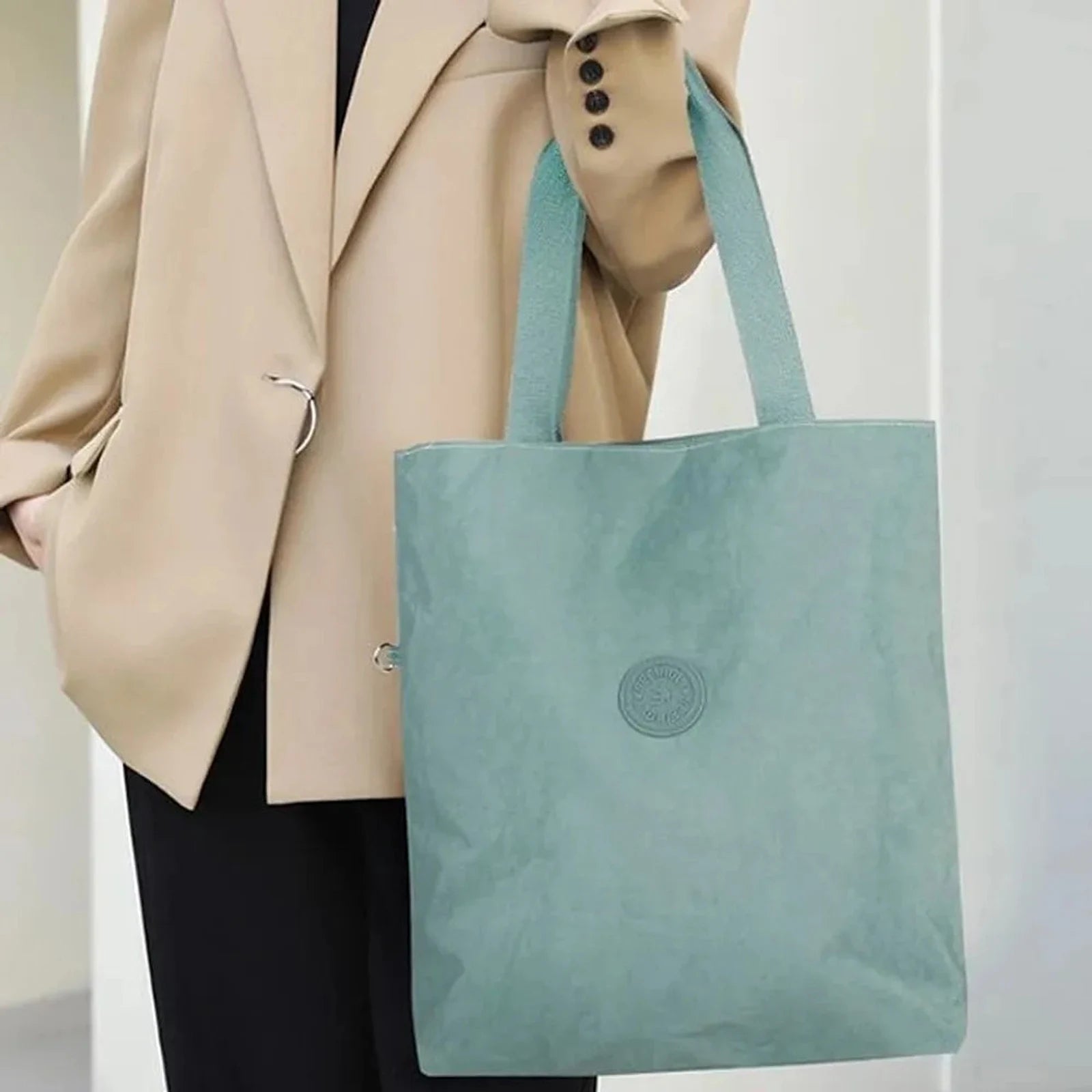 תיק צד יומיומי SEEINGLY Tote Bag בצבע מנטה בשימוש על הכתף עם מעיל חום, בד פרשוט קל משקל