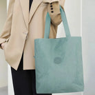 תיק צד יומיומי SEEINGLY Tote Bag בצבע מנטה בשימוש על הכתף עם מעיל חום, בד פרשוט קל משקל