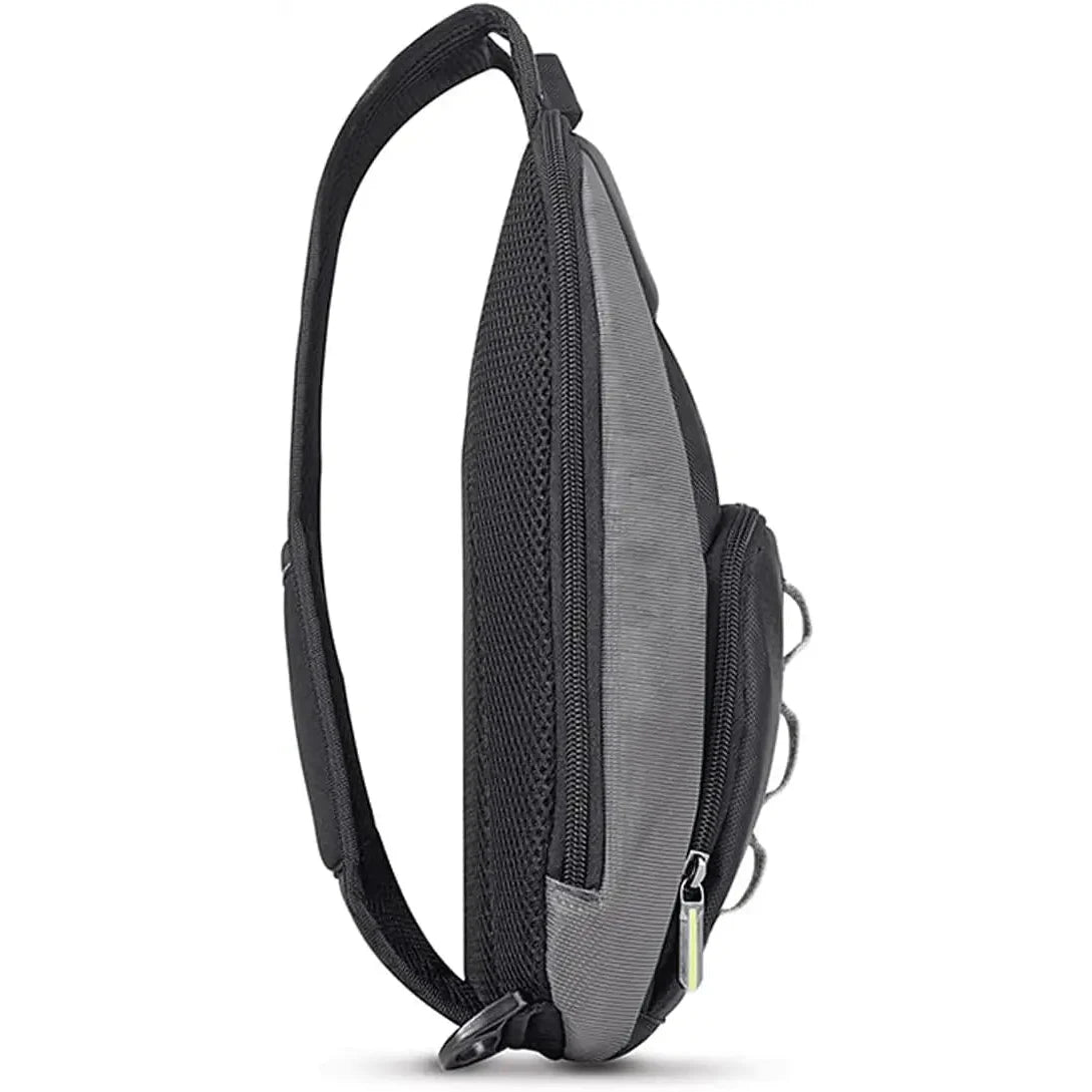 תיק קרוס בודי SOLO New York דגם Active Tablet Sling פרופיל צד עם רוכסנים ורצועת כתף לשימוש אורבני