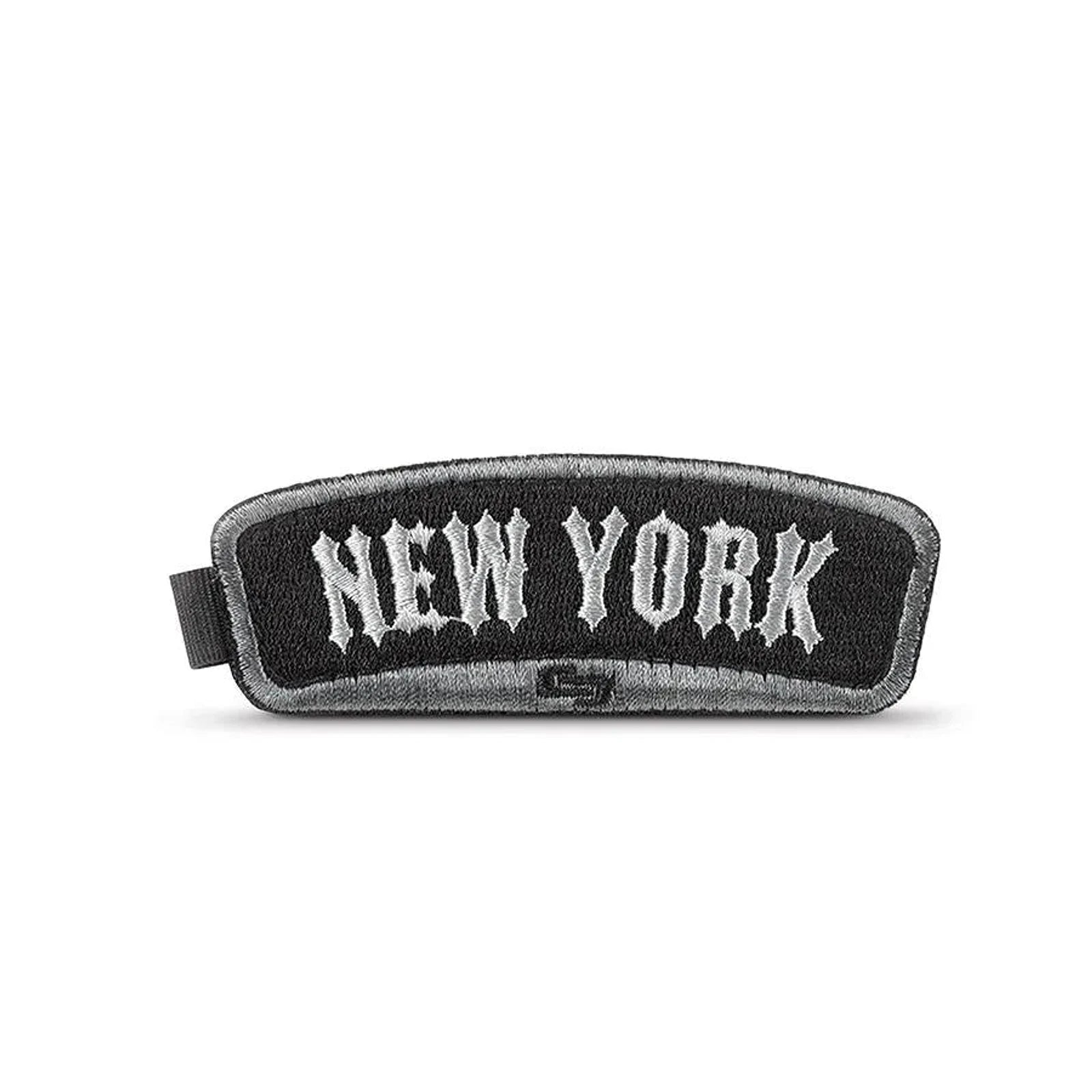 פאצ טקטי NEW YORK של SOLO New York ברקמה לבנה ואפורה המצורף לתיק הגב ALTITUDE בסקוץ צבאי