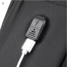 תיק גב עסקי למחשב נייד SOLO New York עם יציאת USB חיצונית לטעינה מהירה, תקריב על חיבור הכבל