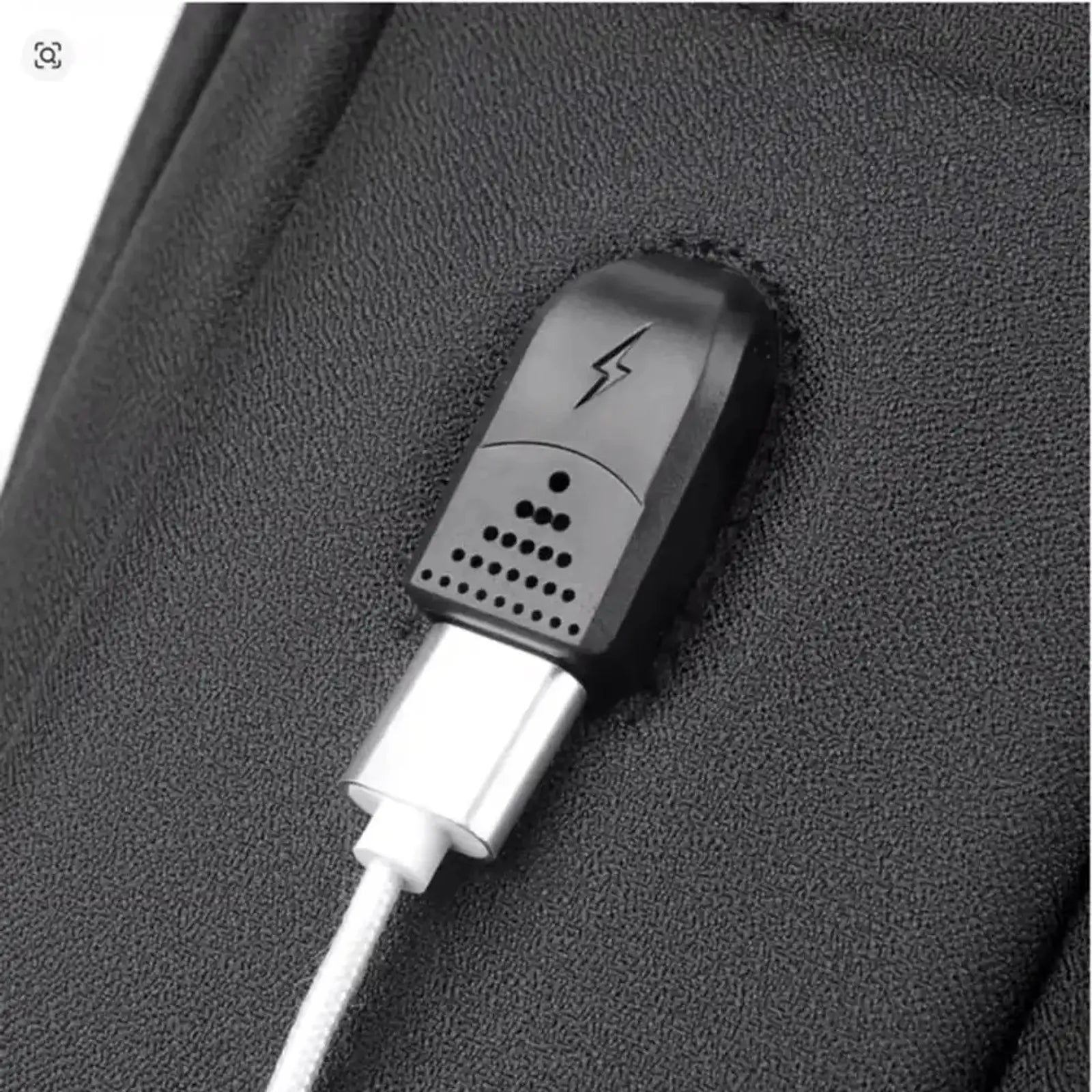 תיק גב עסקי למחשב נייד SOLO New York עם יציאת USB חיצונית לטעינה מהירה, תקריב על חיבור הכבל