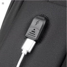 תיק גב עסקי למחשב נייד SOLO New York עם יציאת USB חיצונית לטעינה מהירה, תקריב על חיבור הכבל