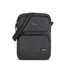 תיק צד לטאבלט SOLO New York Ludlow דגם Ludlow Sling אפור כהה עם לוגו מתכת ורצועה מתכווננת, מבט מלפנים