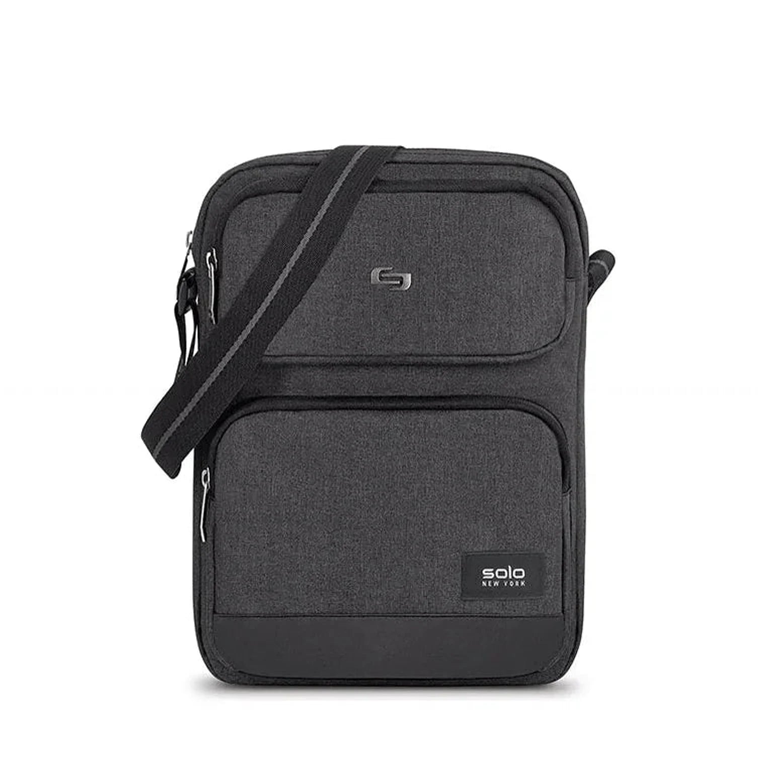 תיק צד לטאבלט SOLO New York Ludlow דגם Ludlow Sling אפור כהה עם לוגו מתכת ורצועה מתכווננת, מבט מלפנים