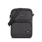 תיק צד לטאבלט SOLO New York Ludlow דגם Ludlow Sling אפור כהה עם לוגו מתכת ורצועה מתכווננת, מבט מלפנים