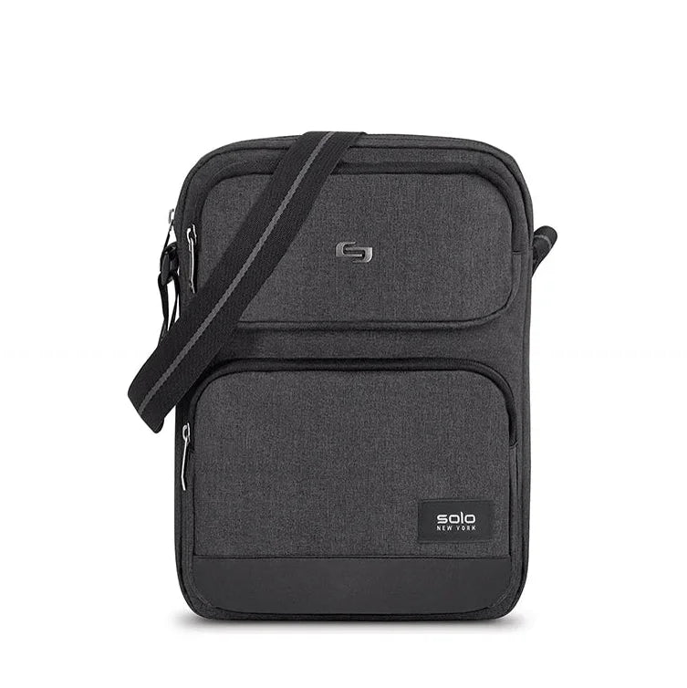 תיק צד לטאבלט SOLO New York Ludlow דגם Ludlow Sling אפור כהה עם לוגו מתכת ורצועה מתכווננת, מבט מלפנים