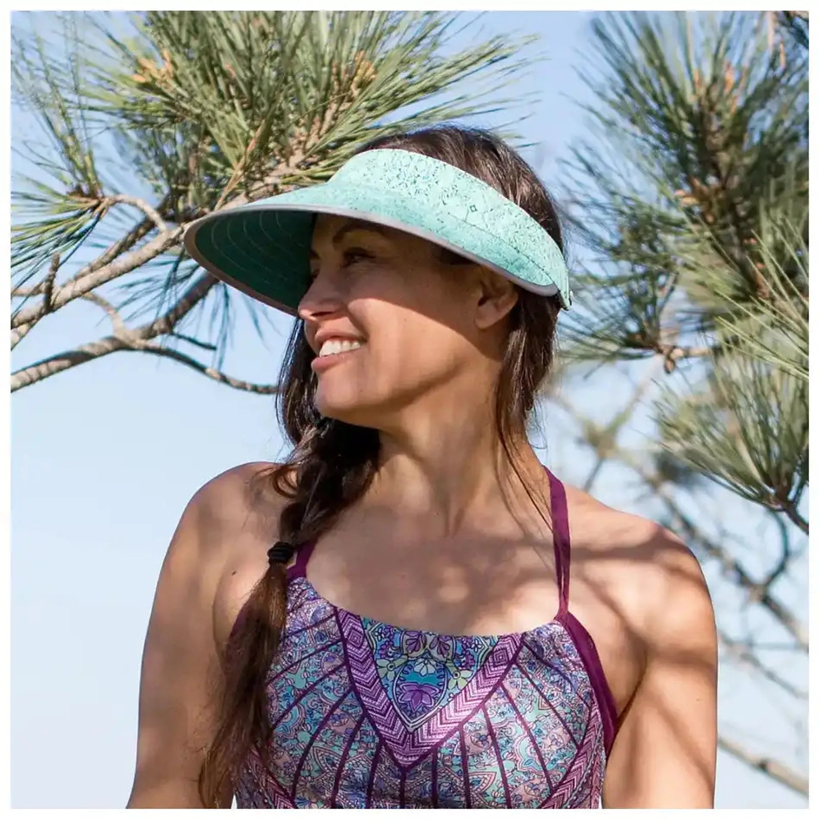 אישה חובשת מצחיית שמש רחבה Sunday Afternoons Sport Visor בשטח