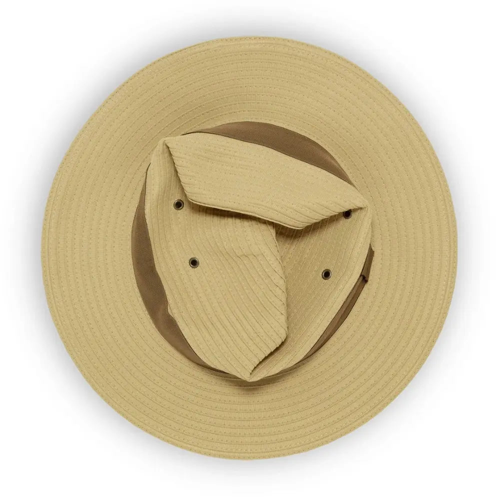 כובע פדורה Sunday Afternoons Ventura Hat בצבע בז' במצב מקופל, עיצוב Crushable לנסיעות, הגנת UPF 50+, מבט מלמעלה