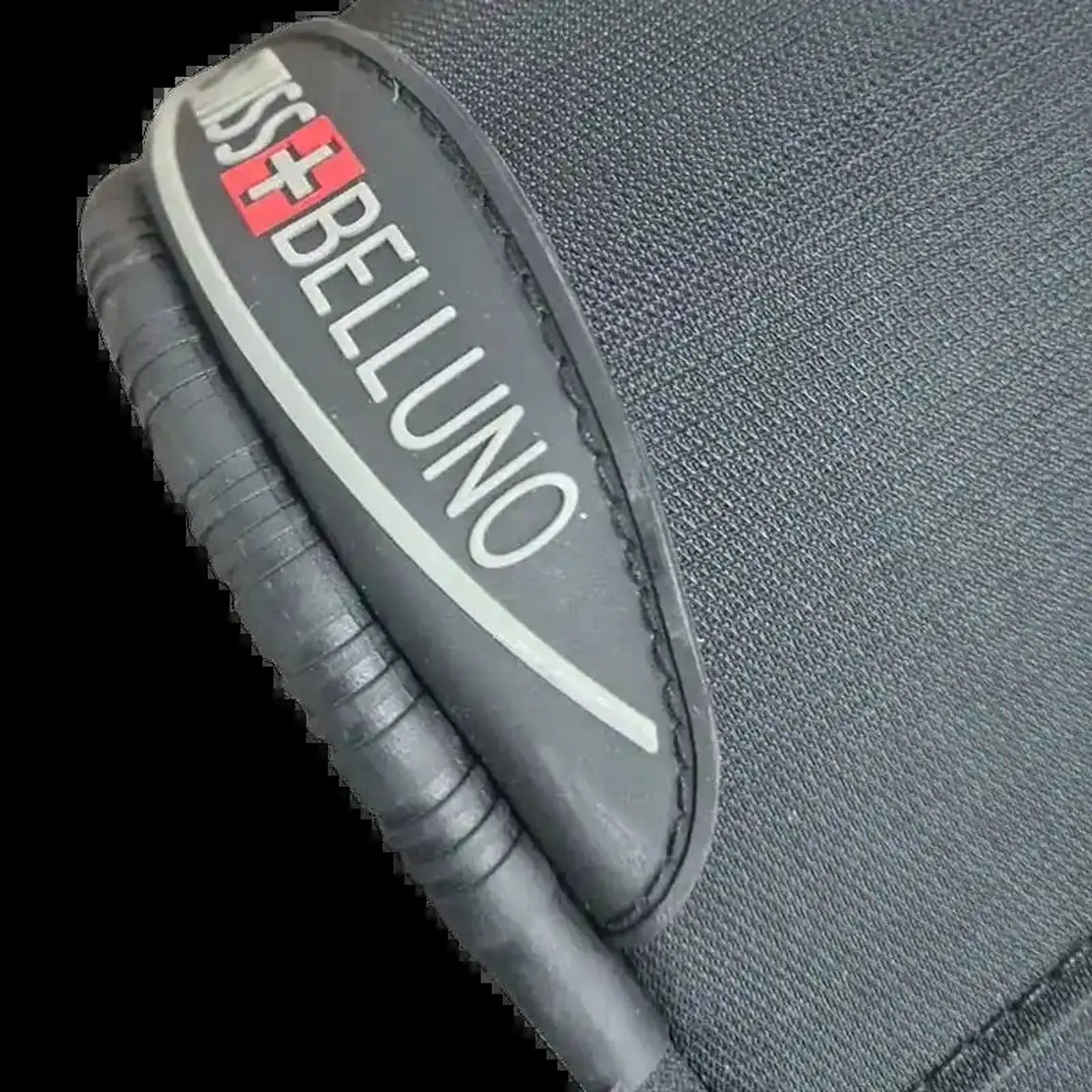 תקריב ידית נשיאה עליונה מרופדת של מזוודת בד SWISS Belluno עם לוגו Belluno בולט בצבע שחור, מחוזקת לנשיאה בטוחה ונוחה