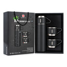 אריזת מתנה של סט תרמוס נירוסטה SWISS ECO Vacuum Flask Set בצבע שחור, התרמוס ו-3 הכוסות בתוך הקופסה הפתוחה