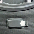 תיק טרולי עסקי Swiss Executive Glide 18 אינץ׳ תקריב על תג זיהוי נשלף בגב ומערכת הגנה אחורית קשיחה על הבד הבליסטי
